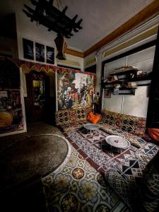 - un salon avec un canapé et un tapis dans l'établissement Cecilia Hostel, au Caire