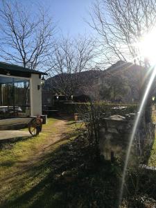 ein Haus mit Sonne im Garten in der Unterkunft Walkerbouts Inn in Rhodes