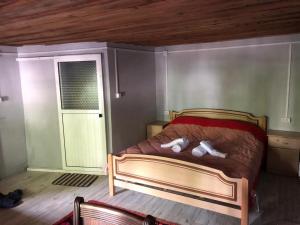 ein Schlafzimmer mit einem Bett mit Schuhen drauf in der Unterkunft Guesthouse Kujtimi in Theth