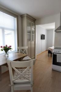 a living room with a table and chairs and a kitchen at Lönngården in Kristiinankaupunki