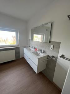 ein Bad mit einem Waschbecken und einem Spiegel in der Unterkunft Hotel Stockumer Hof in Werne an der Lippe
