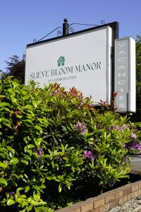 een teken voor een zilveren bloesemlandhuis met bloemen bij Slieve Bloom Manor Hostel in Killarney