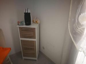 a room with a dresser and a mirror at La casetta di Ramona in Noto