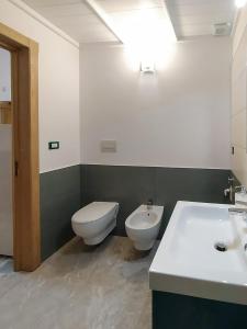 La salle de bains est pourvue de toilettes et d'un lavabo. dans l'établissement Nopal casa vacanze, à San Vito dei Normanni