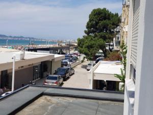 uma vista para uma rua com carros estacionados num parque de estacionamento em Dea Apartment em Durrës