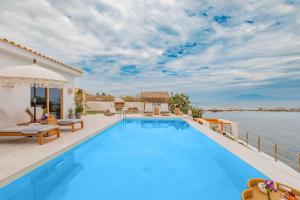Bazén v ubytování Ducato di Zante Luxury Beach Villa, by ZanteWize nebo v jeho okolí