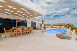 Bazén v ubytování Ducato di Zante Luxury Beach Villa, by ZanteWize nebo v jeho okolí