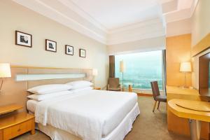 Ένα ή περισσότερα κρεβάτια σε δωμάτιο στο Four Points by Sheraton Shenzhen