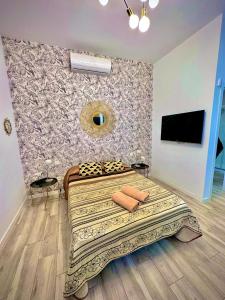1 dormitorio con 1 cama grande y pared en Apartamento la avenida de Arinaga, en Arinaga