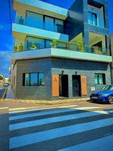 un edificio con un coche aparcado delante de él en Apartamento la avenida de Arinaga, en Arinaga