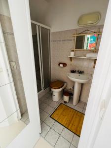 łazienka z toaletą i umywalką w obiekcie Coco bay w mieście Saint-Benoît-des-Ondes