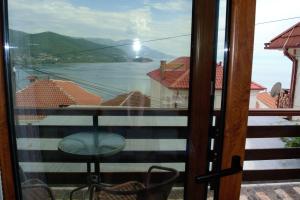 een uitzicht vanuit het raam van een kamer met uitzicht bij Villa Scandik Ohrid in Ohrid