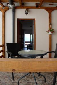 オフリドにあるVilla Scandik Ohridのリビングルーム(テーブル、椅子付)