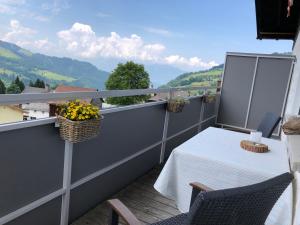 Vista generica sulle montagne o vista sulle montagne dall'interno dell'appartamento