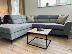 - un salon avec un canapé et une table basse dans l'établissement FeWo Am Ring - mit Terrasse, à Nordhorn