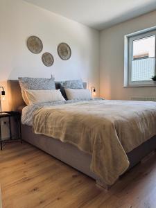 1 dormitorio con 1 cama grande y 2 espejos en la pared en FeWo Am Ring - mit Terrasse en Nordhorn