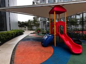 un parque infantil en un edificio con toboganes rojos y azules en 1br Apartments Mactan New Town free Pool free Beach near Airport Ocean view en Punta Engaño