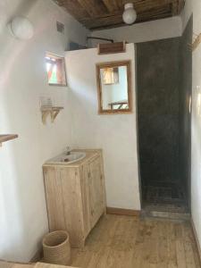 uma casa de banho com um lavatório e um espelho em Soul Rebel Lodge & Backpackers em Nkhata Bay