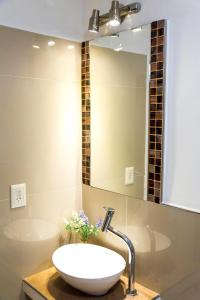 een badkamer met een wastafel en een spiegel bij Edificio Mia Victoria in Oberá
