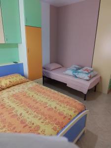 - une chambre avec 2 lits dans l'établissement Dea Apartment, à Durrës