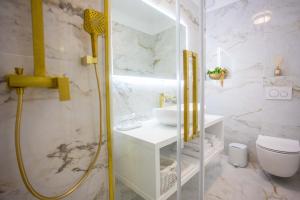 斯普利特City and Style Luxury Rooms Split 2的带淋浴、水槽和马桶的浴室 更多36张照片