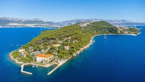 斯普利特City and Style Luxury Rooms Split 2的水中的一个岛屿