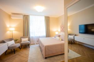 Habitación de hotel con cama y TV en City and Style Luxury Rooms Split 2 en Split