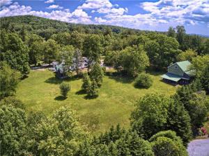 eine Luftansicht eines Hauses auf einem grünen Feld in der Unterkunft Casa Carolina Estate in Hendersonville