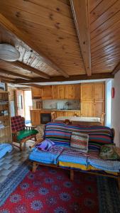 1 dormitorio con 1 cama en una habitación con techos de madera en La Cleyva, en Valpelline