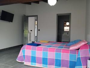 1 dormitorio con 1 cama con una manta colorida en Casa San Miguel 93 santander en Santander