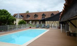 Bazén v ubytování Hôtel Restaurant Le Fiacre à Quend plage nebo v jeho okolí