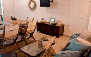 sala de estar con mesa y comedor en La Mata primera línea de playa, en Torrevieja