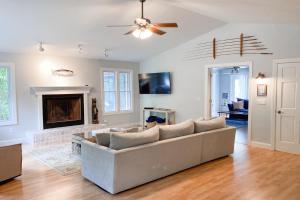 uma sala de estar com um sofá e uma lareira em Ravenswood Pool House em Sawyer