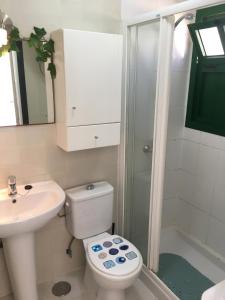 uma casa de banho com um WC, um lavatório e um chuveiro em Caleta Paraiso 127 em Costa de Antigua