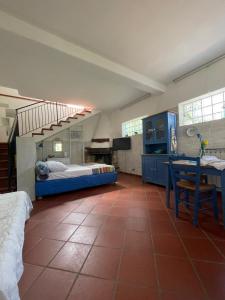 een grote kamer met een bed en een trap bij DaRiMaPa House in Mondello