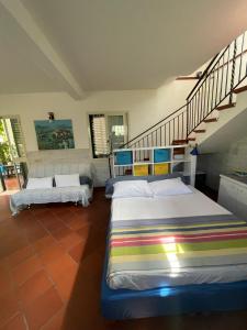 een slaapkamer met 2 bedden en een trap bij DaRiMaPa House in Mondello