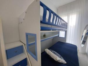 ヴィアレッジョにあるCasa Alessandraの青と白の二段ベッドが備わる客室のベッド1台分です。
