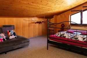 sypialnia z 2 łóżkami piętrowymi i kanapą w obiekcie Chesa Dominium w mieście Bergün