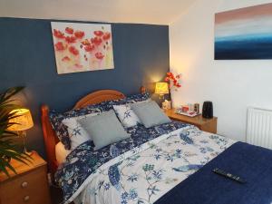 um quarto com uma cama com duas almofadas em St Michael's Boutique Guest House B&B em Scarborough