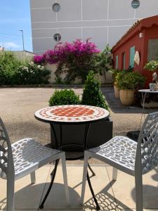 Aed väljaspool majutusasutust Hôtel La Villa des Oliviers