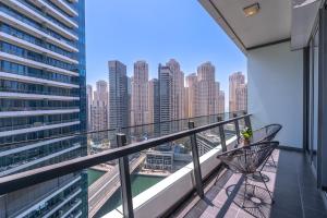 uma varanda com vista para o horizonte da cidade em Prime Stylish Studio with Marina Views no Dubai