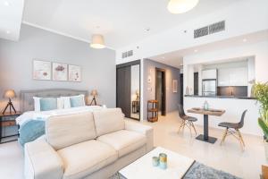 um quarto com uma cama e uma sala de estar em Prime Stylish Studio with Marina Views no Dubai