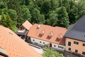 Scharnstein的住宿－Servus Almtal，享有带橙色屋顶的建筑的顶部景色