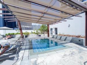 uma piscina no telhado de um edifício em Prime Stylish Studio with Marina Views no Dubai