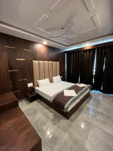 ein Schlafzimmer mit einem großen Bett in einem Zimmer in der Unterkunft HOG - House of Gypsy in Rishikesh