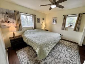 1 dormitorio con 1 cama y 2 ventanas en Denali National Park 2 King Bedroom Hideaway with Amazing Views, en Healy