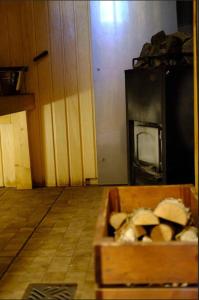 a box of mushrooms in a kitchen with a stove at Saunahouse Rae Vallas in Seli