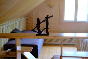 einen Holztisch in einem Zimmer mit Sofa in der Unterkunft Saunahouse Rae Vallas in Seli