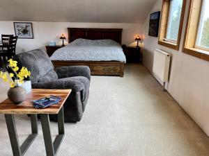 - un salon avec un canapé et un lit dans l'établissement Denali King Suite with Amazing Views, à Healy