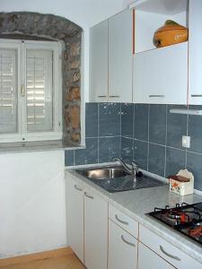Kuchyň nebo kuchyňský kout v ubytování Appartement in einem dalmatischen Haus in Novigrad-Dalmatien neben Zadar